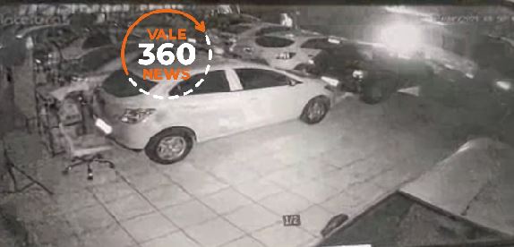 Bandidos roubam sete carros de lava-rápido em São José dos Campos
