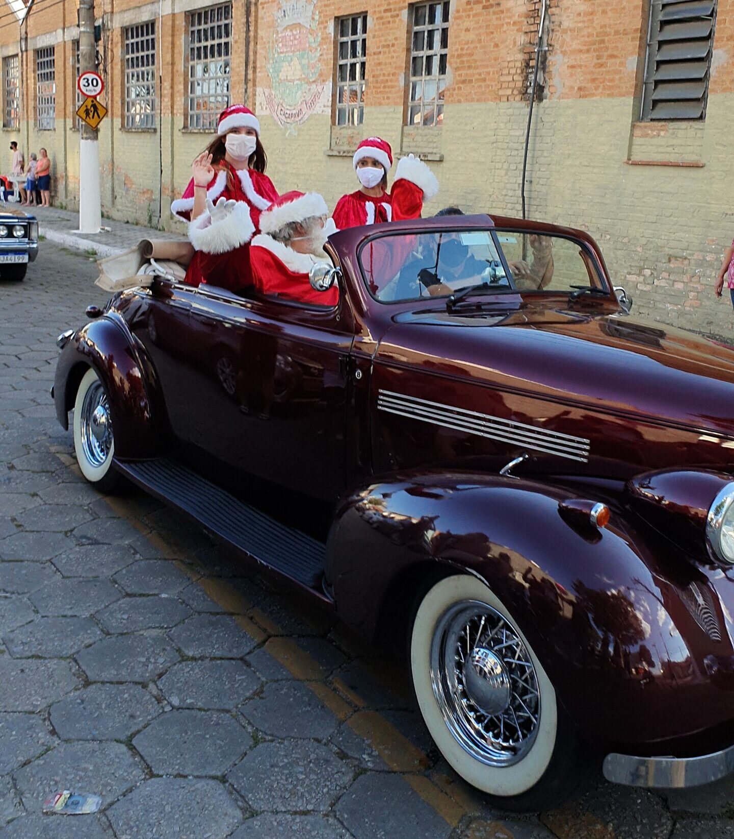 Papai Noel é recebido por centenas de crianças em Cacapava