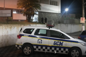 Homem agride companheira com capacete e rasteira em UPA de Jacareí