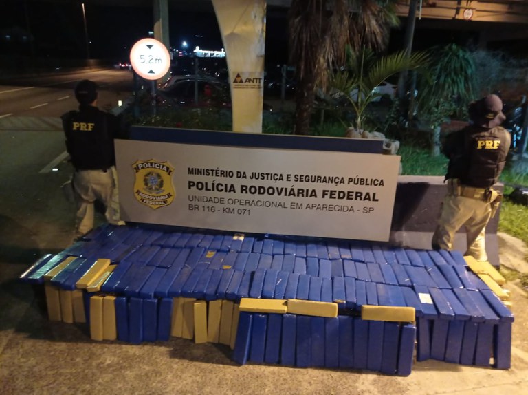 PRF apreende 849 kg de maconha na Via Dutra em Aparecida