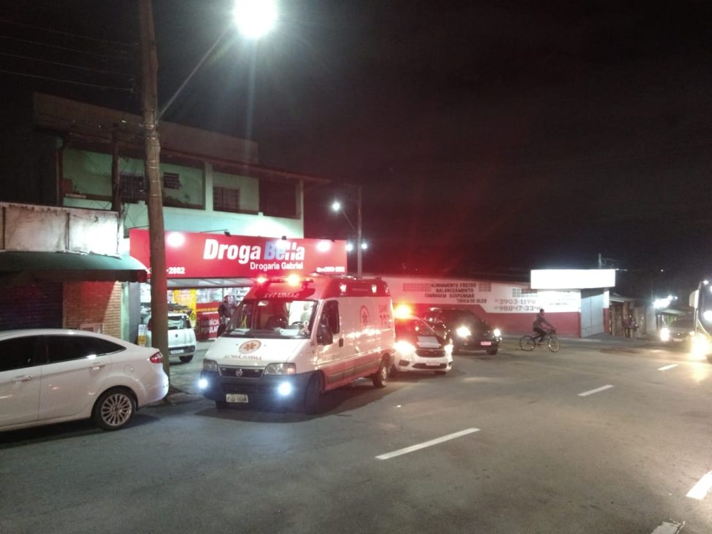 Funcionário de farmácia é baleado em roubo em São José dos Campos.