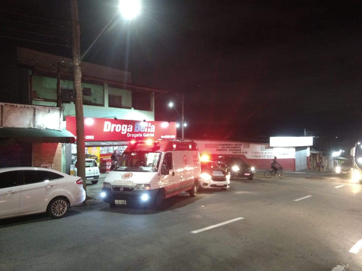 Funcionário de farmácia é baleado em roubo em São José dos Campos.