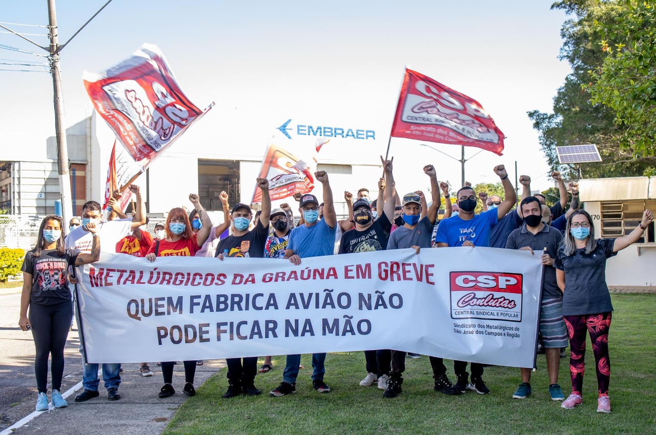 Trabalhadores da Graúna em greve fazem protesto em frente a Embraer
