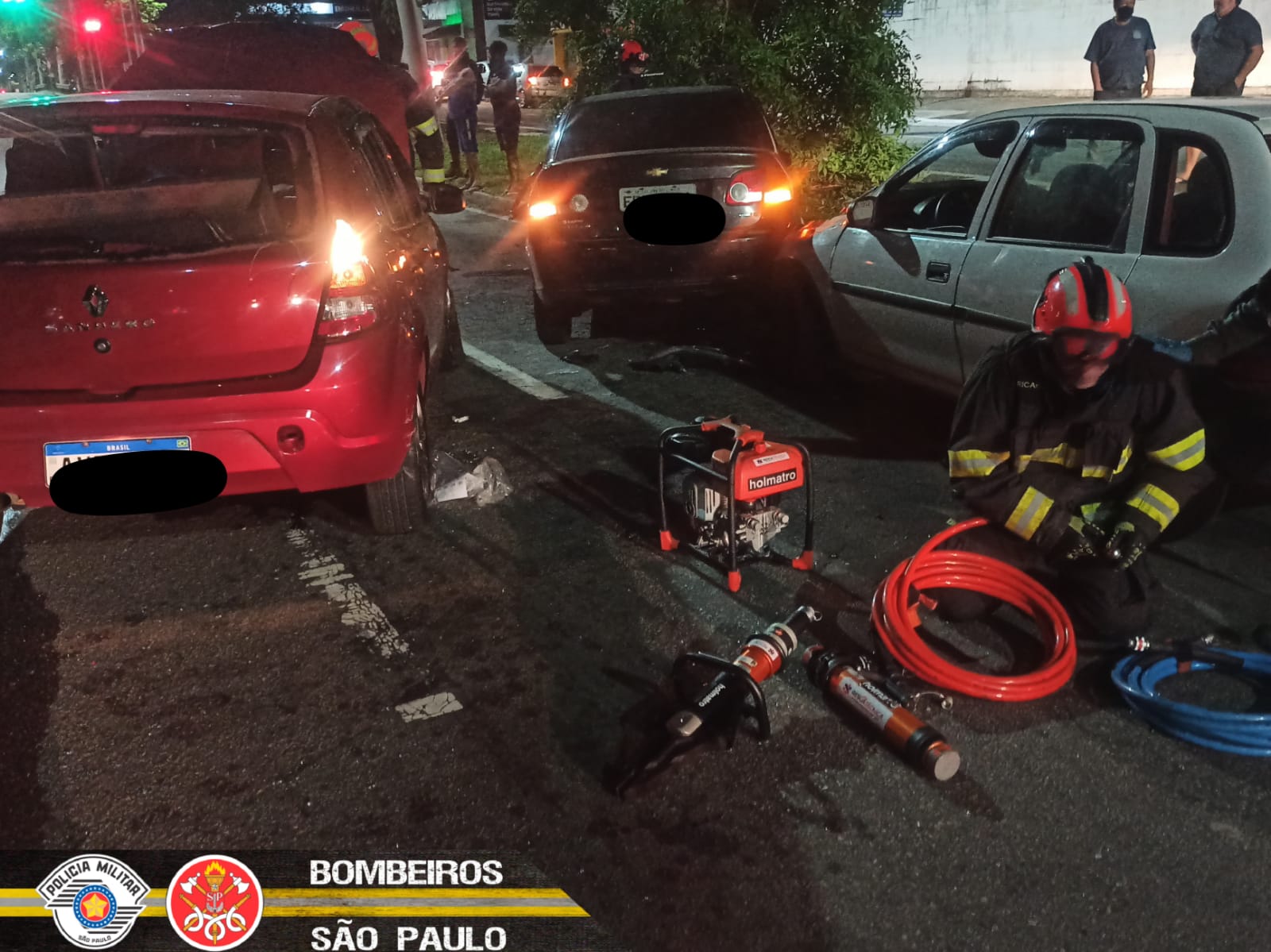 Motorista atravessa canteiro central de avenida da Zona Leste de São José dos Campos e atinge dois veículos