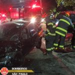 Motorista atravessa canteiro central de avenida da Zona Leste de São José dos Campos e atinge dois veículos