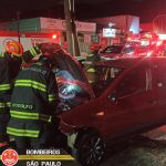 Motorista atravessa canteiro central de avenida da Zona Leste de São José dos Campos e atinge dois veículos