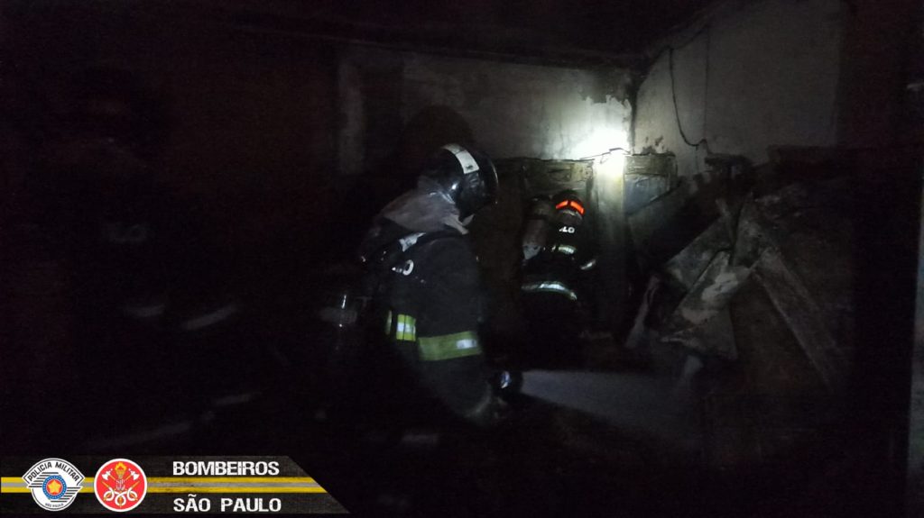 Adega pega fogo em Jacareí durante a madrugada