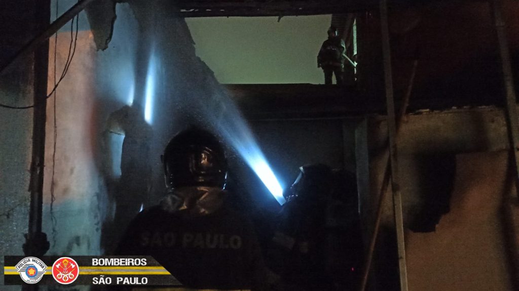 Adega pega fogo em Jacareí durante a madrugada