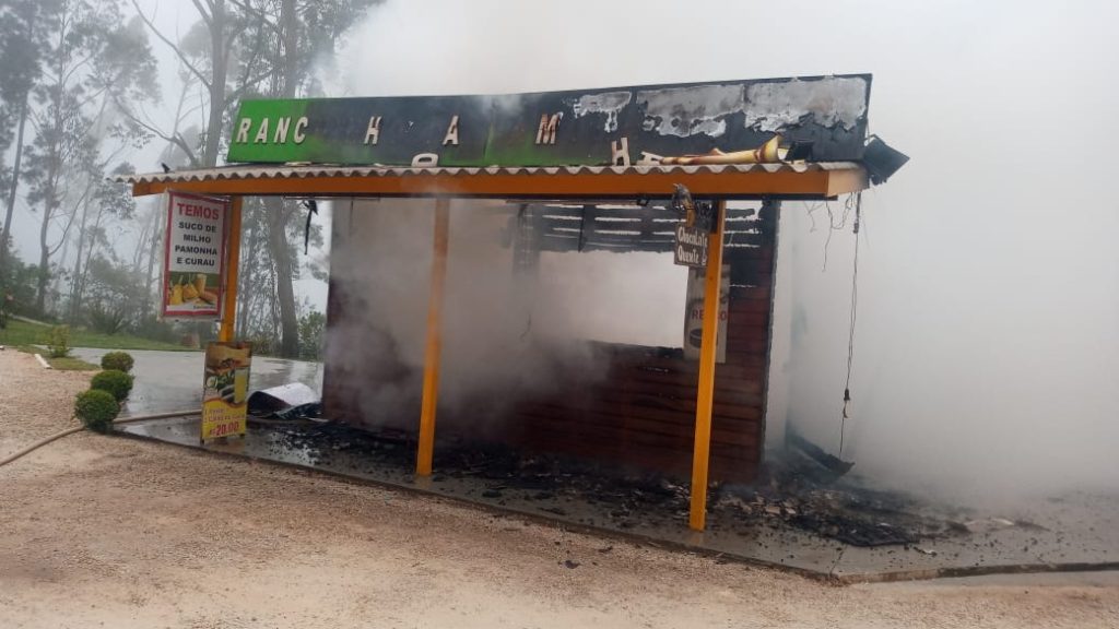 Quiosque explode e ladrão fica ferido na estrada de Campos do Jordão