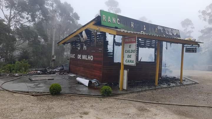 Quiosque explode e ladrão fica ferido na estrada de Campos do Jordão