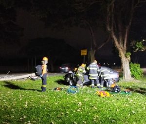 Motorista atinge poste e destrói carro em São José dos Campos