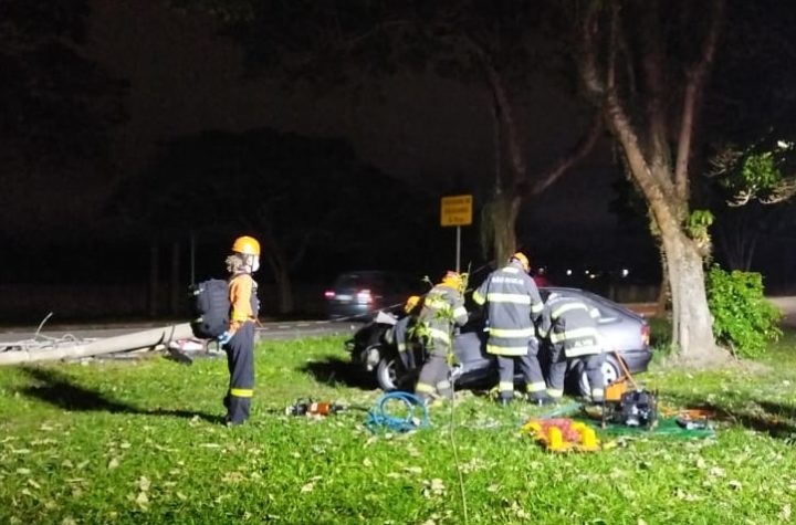 Motorista atinge poste e destrói carro em São José dos Campos