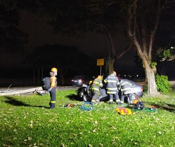 Motorista atinge poste e destrói carro em São José dos Campos
