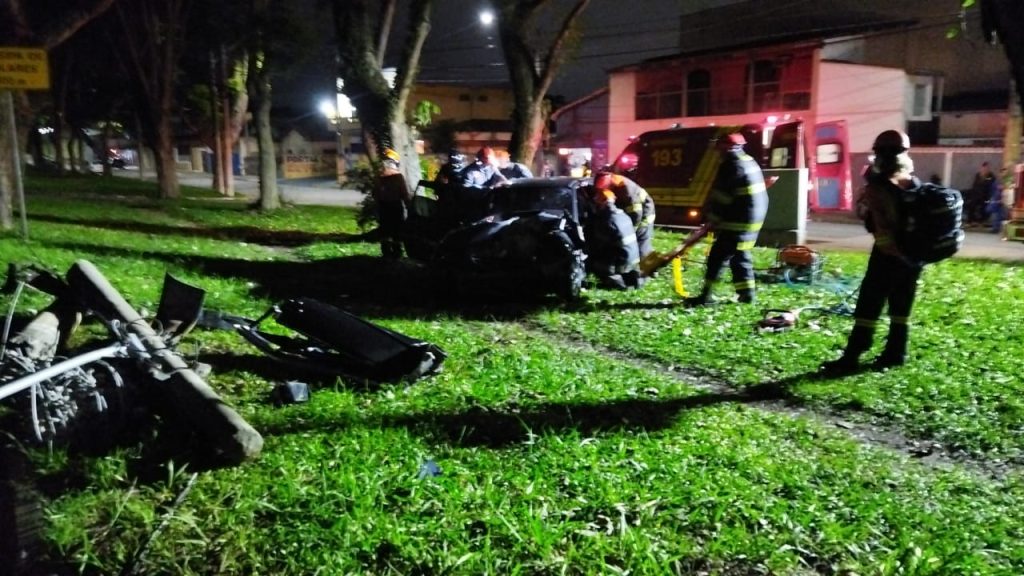 Motorista atinge poste e destrói carro em São José dos Campos