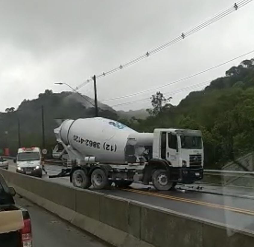 Acidente deixa um morto na rodovia dos Tamoios