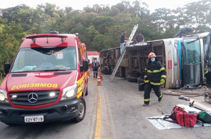 Ônibus tomba na Oswaldo Cruz e deixa 5 mortos e vários feridos