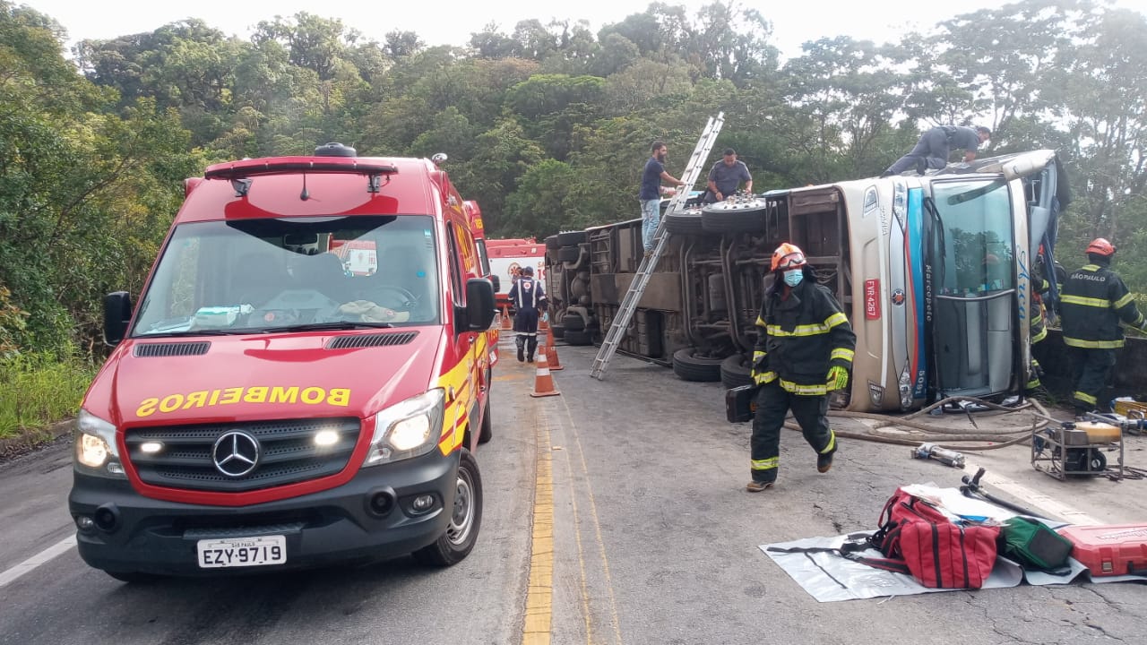 Ônibus tomba na Oswaldo Cruz e deixa 5 mortos e vários feridos