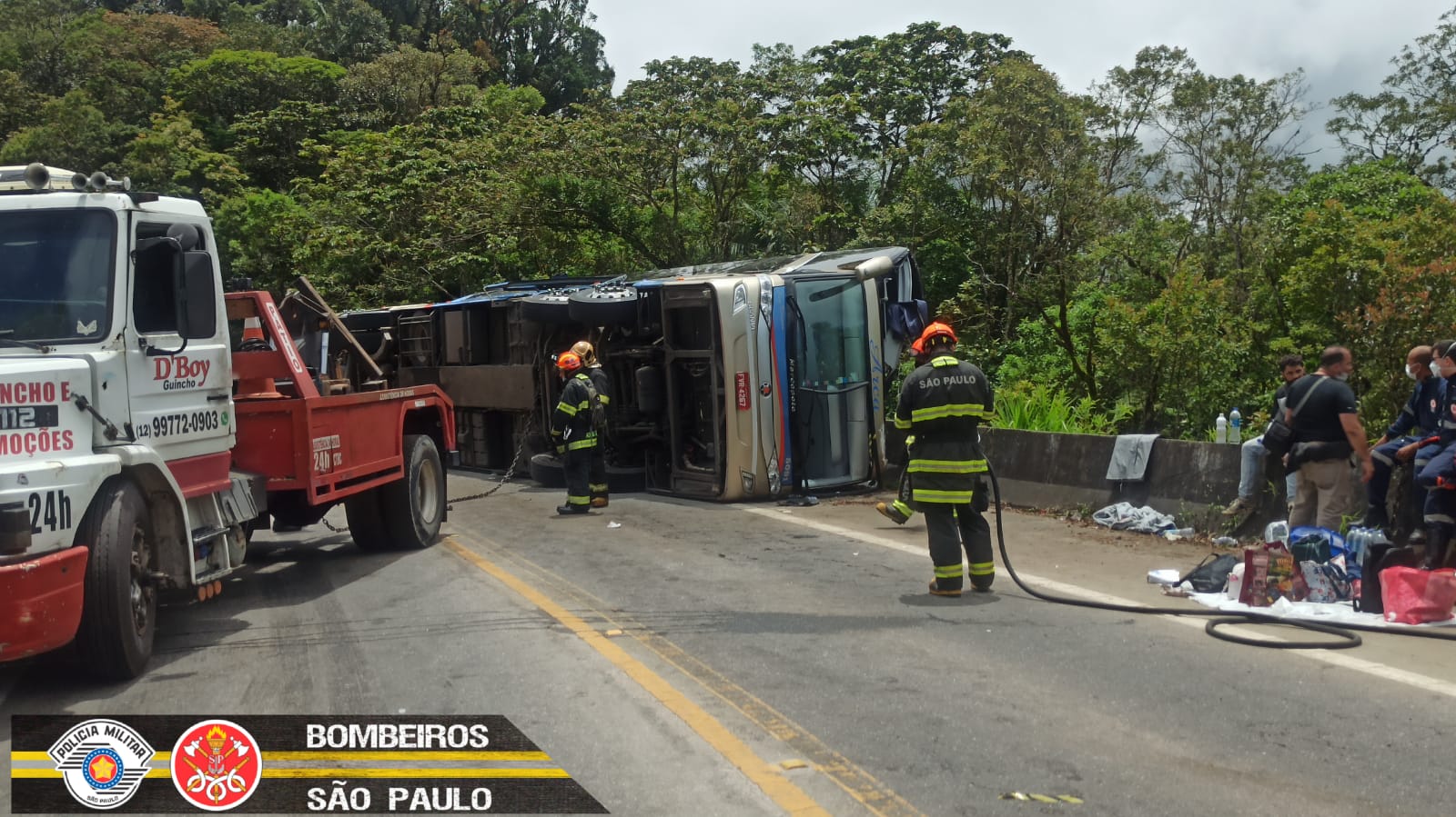 Ônibus que se acidentou na Oswaldo Cruz não era dirigido por motorista da empresa de turismo