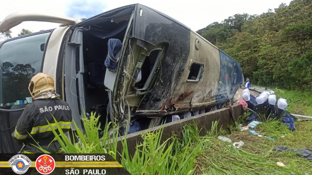 Santa Casa de Ubatuba atende 34 vítimas de tombamento de ônibus, que ocorreu pelo KM 76, da Rodovia Oswaldo Cruz, por volta das 06h da manhã deste sábado (13/11) e deixou ao menos cinco pessoas mortas. 