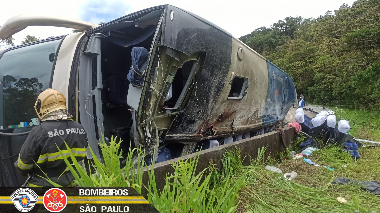 Santa Casa de Ubatuba atende 34 vítimas de tombamento de ônibus, que ocorreu pelo KM 76, da Rodovia Oswaldo Cruz, por volta das 06h da manhã deste sábado (13/11) e deixou ao menos cinco pessoas mortas. 