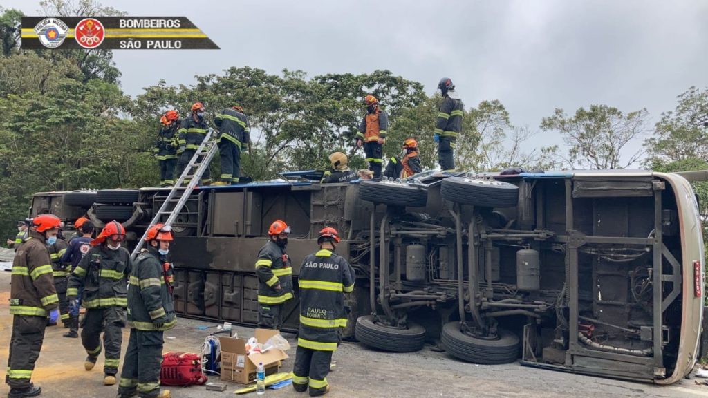Empresa de ônibus que tombou na Oswaldo Cruz lamenta o acidente diz que tinha seguro 1 Empresa de ônibus que tombou na Oswaldo Cruz lamenta o acidente diz que tinha seguro