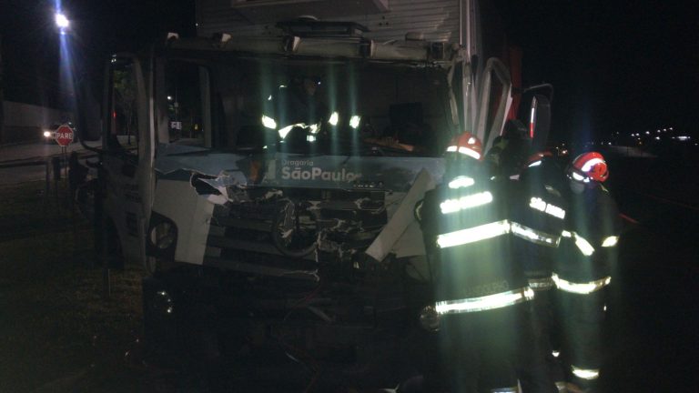 Acidente com três caminhões interdita Via Dutra em Taubaté