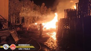 Depois de seis horas, Bombeiros controlam incêndio em depósito de paletes em Caçapava