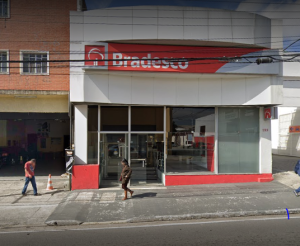Bandidos levam três armas de agência bancária de Jacareí