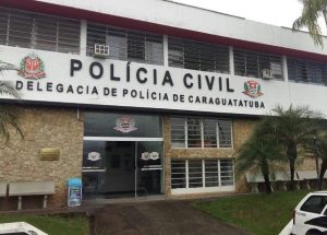 Homem é morto enquanto estava sentado em calçada de Caraguatatuba