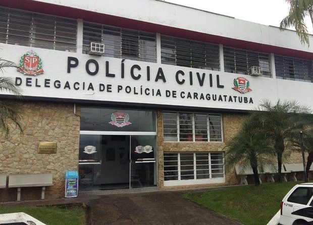 Homem é morto enquanto estava sentado em calçada de Caraguatatuba