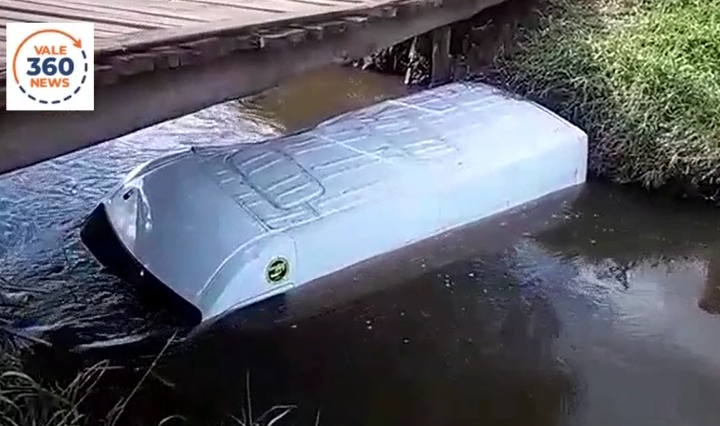 Motorista perde o controle de veículo e cai no Rio Paraitinga em Cunha