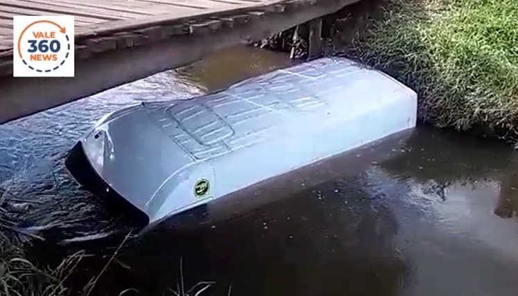 Motorista perde o controle de veículo e cai no Rio Paraitinga em Cunha