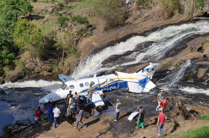 Avião com Marília Mendonça cai em Minas Gerais
