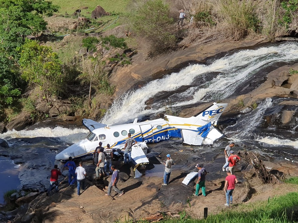 Avião com Marília Mendonça cai em Minas Gerais