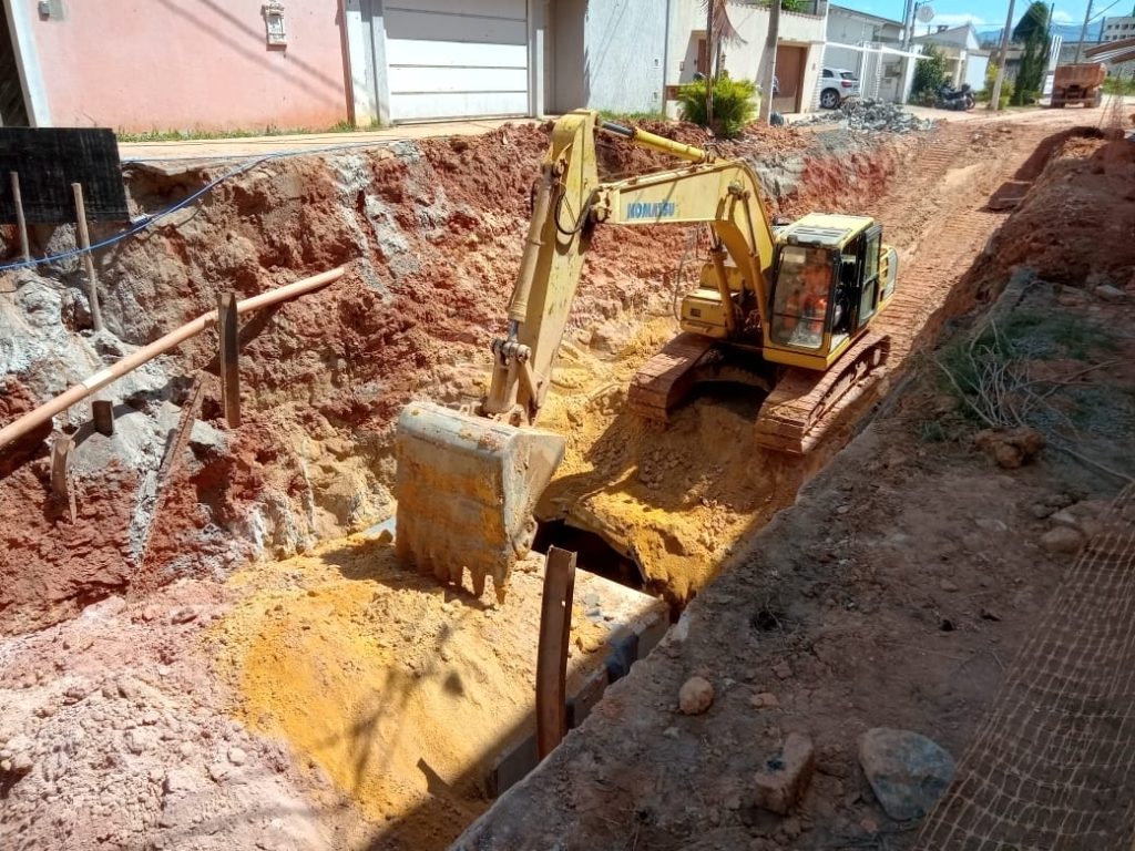 Asfalto cede e novo buraco na rua Argentina, em Taubaté, é aberto