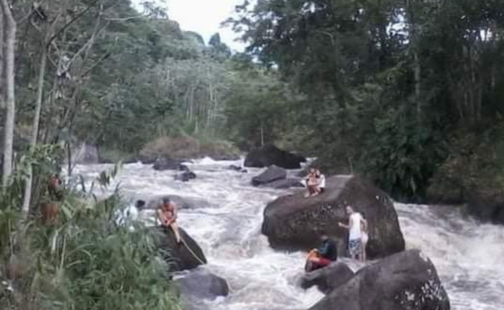 Cabeça d'água atinge cachoeira em Lavrinhas e oito pessoas são resgatadas