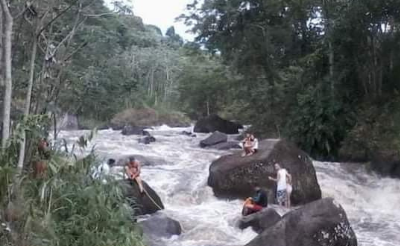 Cabeça d'água atinge cachoeira em Lavrinhas e oito pessoas são resgatadas