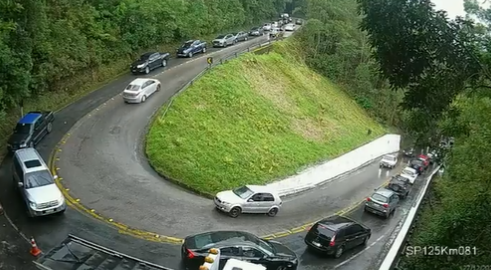 Trânsito na Tamoios e na Oswaldo Cruz, sentido Litoral, é intenso
