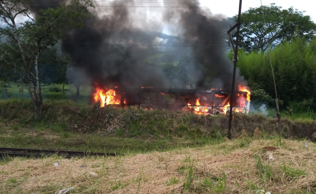 Criminosos colocam fogo em ônibus em Pindamonhangaba