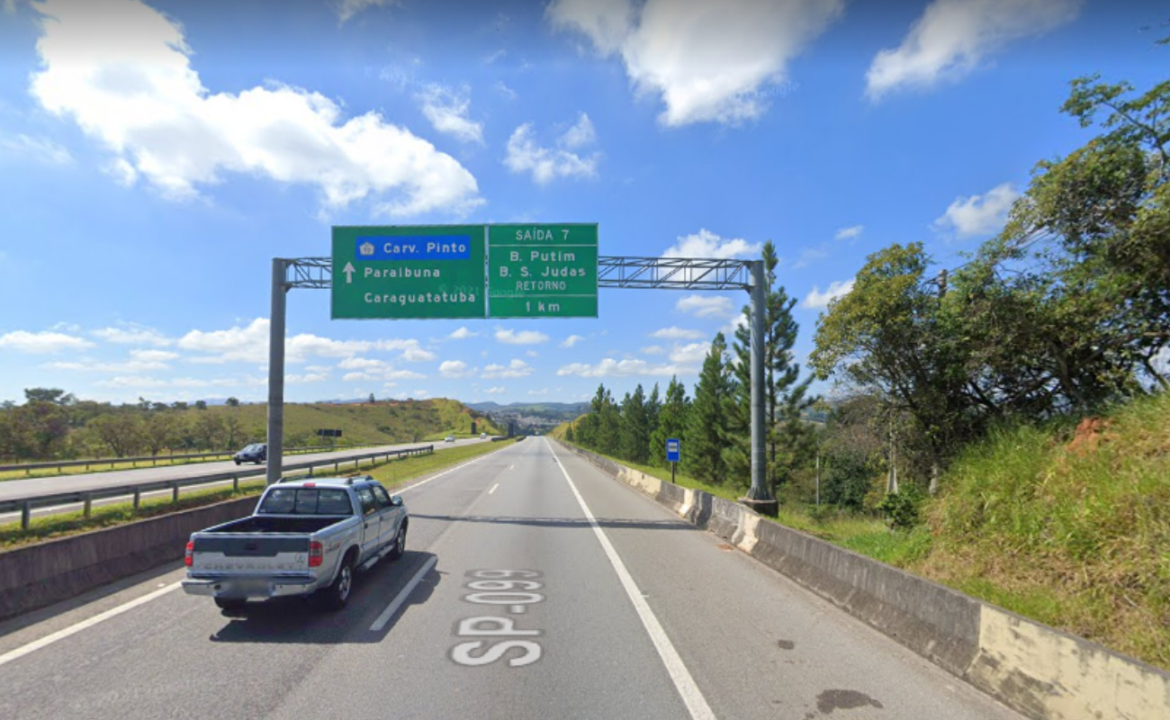 Acidente na Tamoios, entre carro e caminhão, em São José dos Campos, deixa um morto