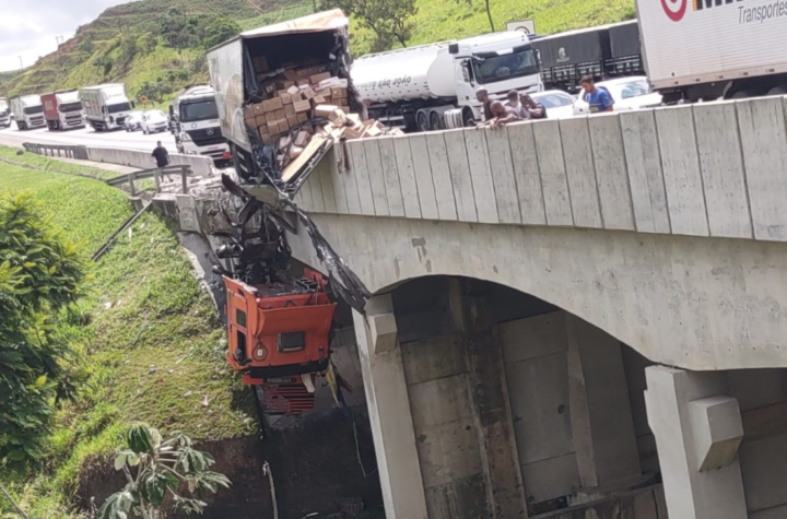 Caminhão fica pendurando em viaduto da Via Dutra em Cachoeira Paulista. O acidente aconteceu pelo km 37,5, em cachoeira Paulista, na manhã desta sexta-feira (02/12). 