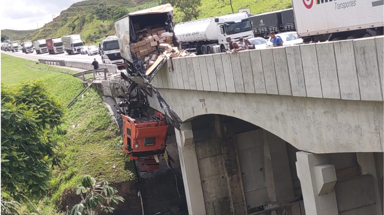 Caminhão fica pendurando em viaduto da Via Dutra em Cachoeira Paulista. O acidente aconteceu pelo km 37,5, em cachoeira Paulista, na manhã desta sexta-feira (02/12). 