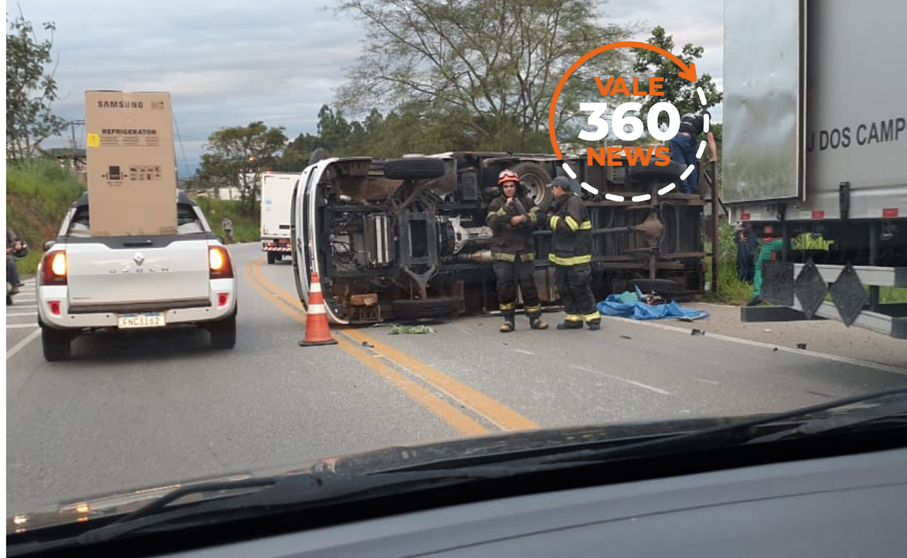 Acidente com três carros deixa caminhão tombado em estrada de Caçapava