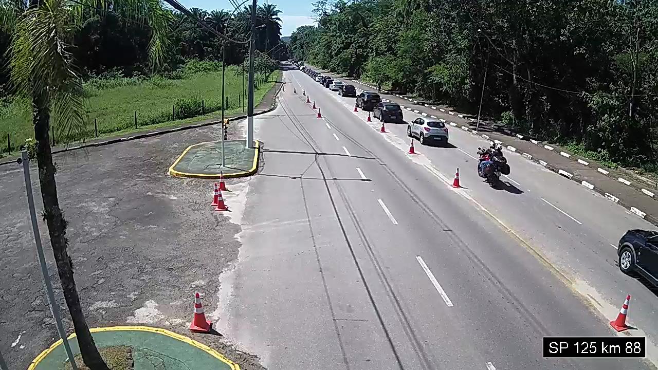 Rodovias que levam ao litoral e à Serra da Mantiqueira estão lotadas nesta terça-feira
