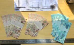 Homem adquire R$ 3 mil em notas falsas entregue pelos Correios e é preso em Campos do Jordão 1 Homem adquire R$ 3 mil em notas falsas entregue pelos Correios e é preso em Campos do Jordão