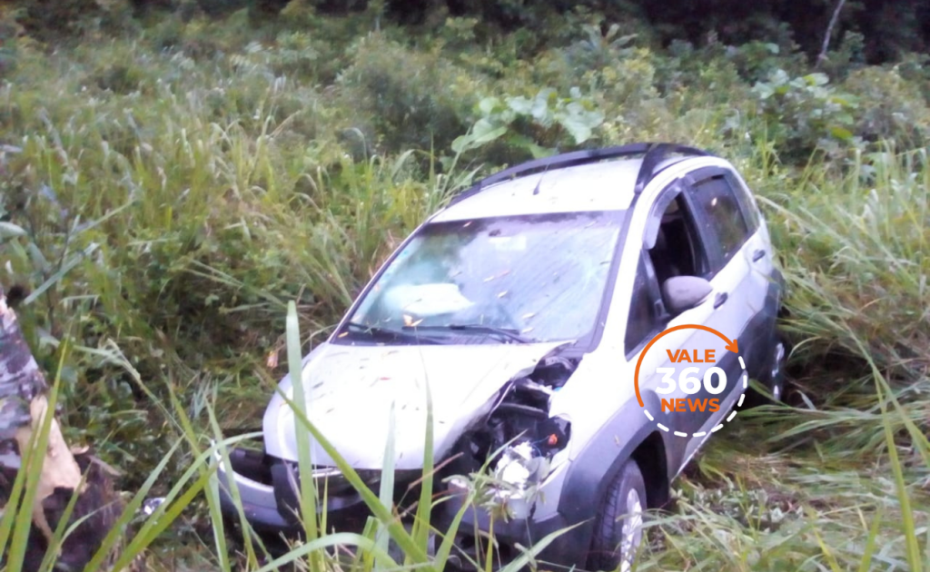 Motorista cai em ribanceira na Rio-Santos em Ubatuba e fica gravemente ferido
