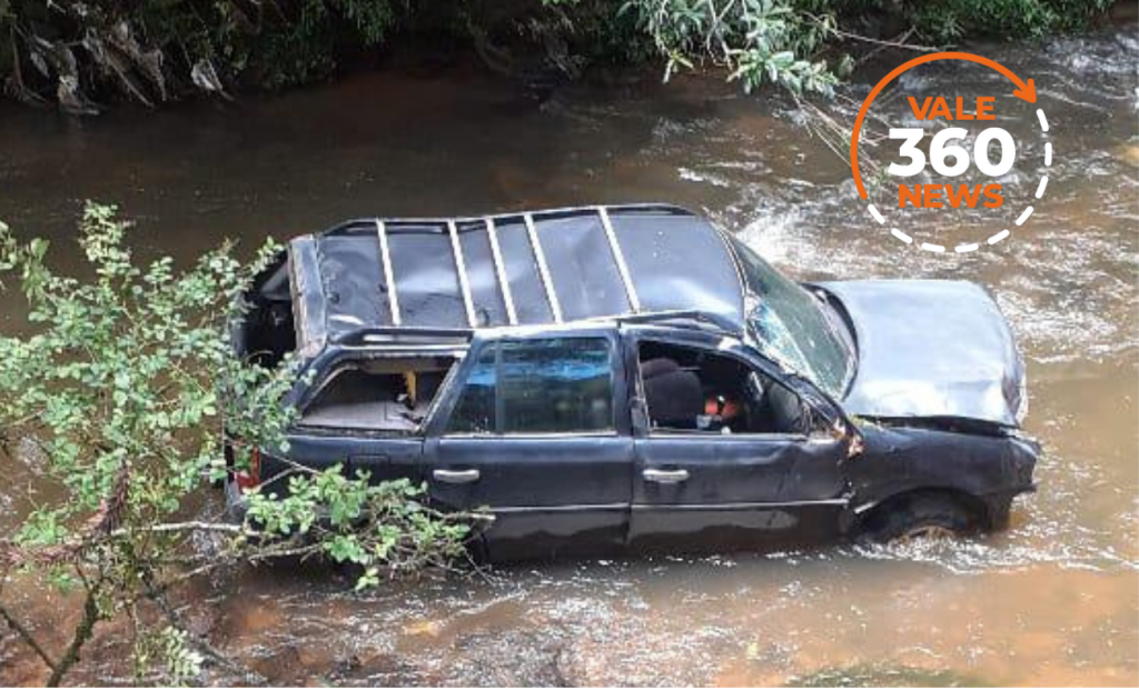 Motorista perde controle do carro e cai no Rio Capivari em Campos do Jordão