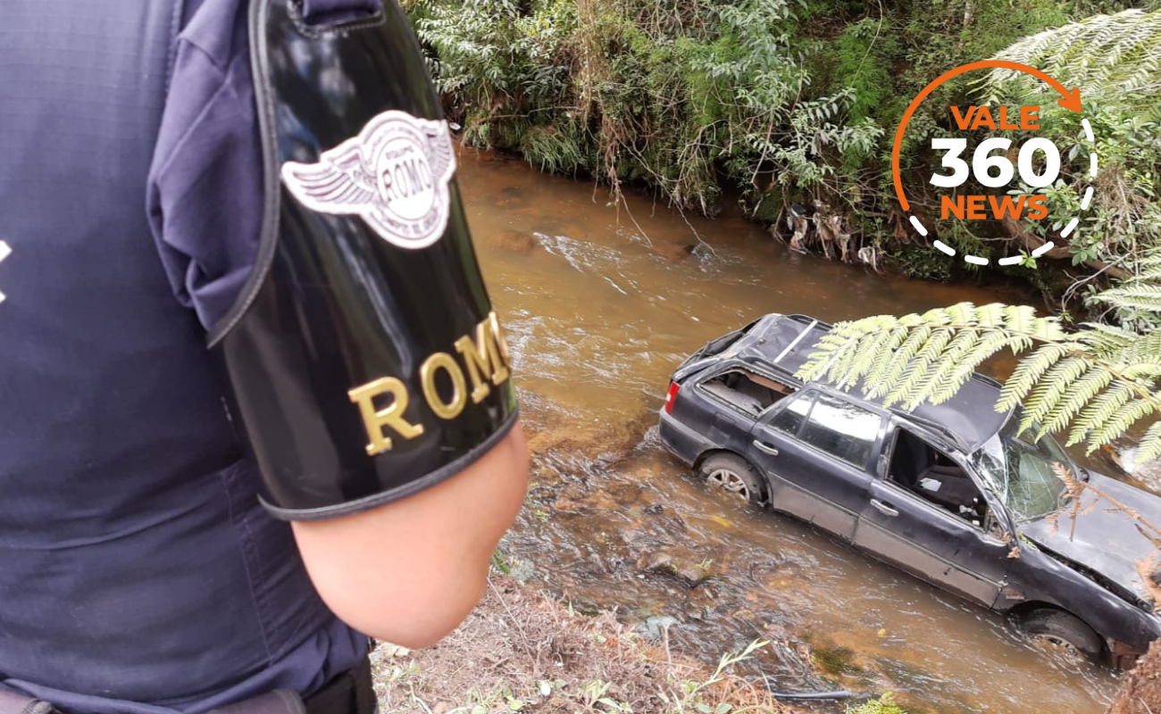 Motorista perde controle do carro e cai no Rio Capivari em Campos do Jordão