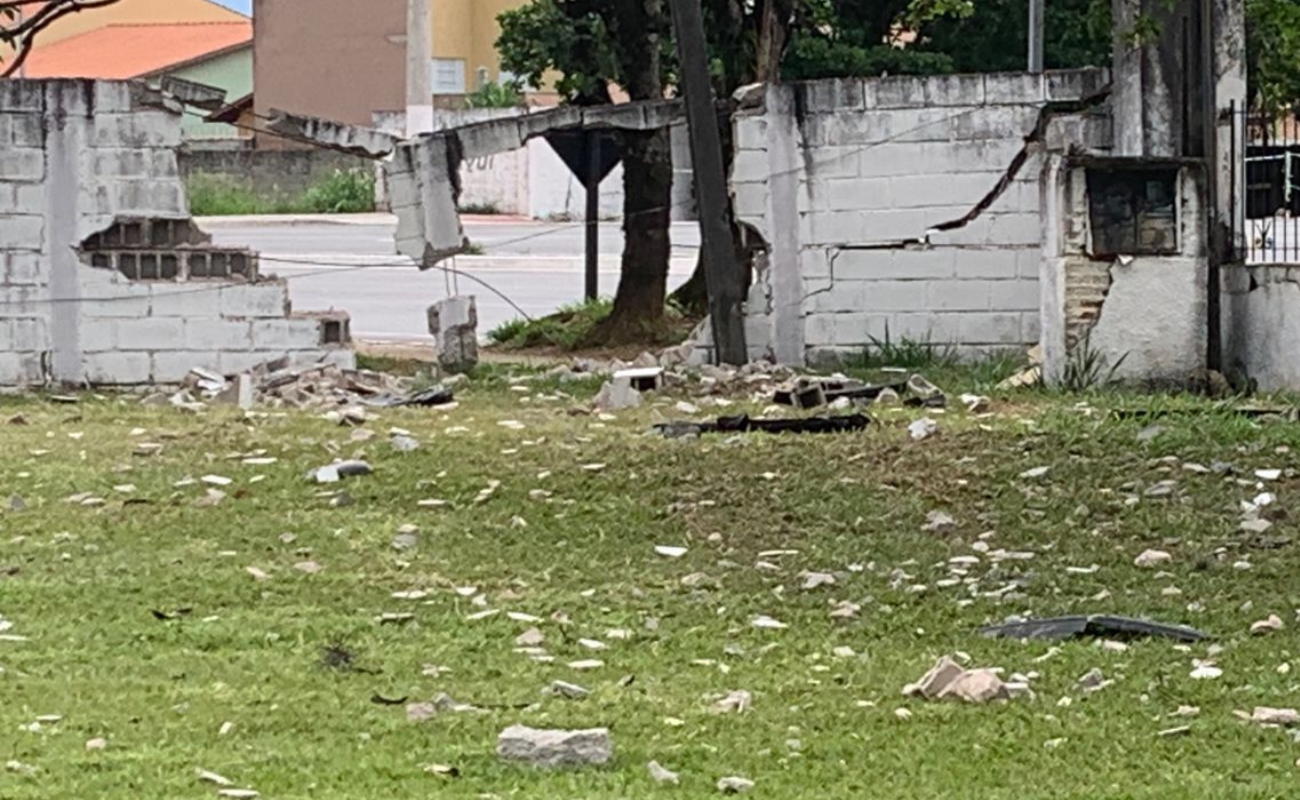 Motorista tem mal súbito e atravessa muro do Seminário no Quiririm 2 Motorista tem mal súbito e atravessa muro do Seminário no Quiririm