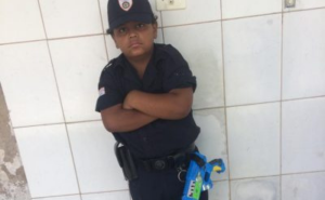 GCM faz alegria de menino de 07 anos em Taubaté